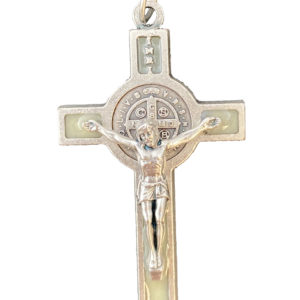 Croix St Benoît 53X29mm émail ARGENTÉ résine LUMINEUX
