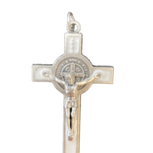 Croix St Benoît 53X29mm émail ARGENTÉ résine BLANC