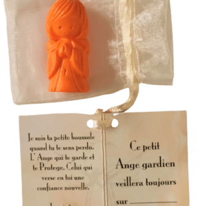 Ange Gardien Garçon -en Albaster 4,5cm colorisé orange dans tulle