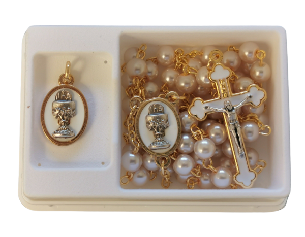 Coffret COMMUNION avec Chapelet doré imitation perle + médaille dorée